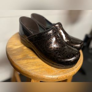 Dansko Professional clog, Size 40, patent brown design